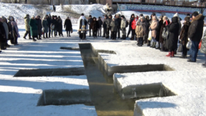 Освящение воды и купание в проруби: амурчане отмечают Крещение - gtrkamur.ru