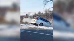 «Дорожный патруль» пришел на помощь амурчанину, чья машина оказалась в кювете - gtrkamur.ru