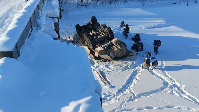 В вахтовом автобусе, упавшем с моста, пострадали восемь человек - gtrkamur.ru