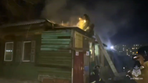 18 огнеборцев тушили трехквартирный дом в областном центре - gtrkamur.ru