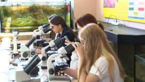 Для амурских школьников проводят профориентационные занятия в биолаборатории АГМА - gtrkamur.ru