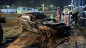 В Благовещенске вспыхнул автомобиль после столкновения с теплотрассой - gtrkamur.ru