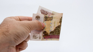 Наличными деньгами расплачивается лишь четверть россиян - gtrkamur.ru