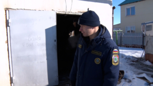 Спасатель из Усть-Ивановки вывел из полыхающего дома двоих человек - gtrkamur.ru