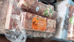 Мясо и рыбу в ручной клади пытались пронести в Приамурье на границе с Китаем - gtrkamur.ru