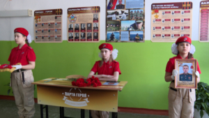 В благовещенской школе №28 установили парту Героя - gtrkamur.ru