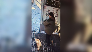 В Благовещенске остановку по Калинина очередной расклейщик «украсил» рекламой - gtrkamur.ru