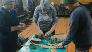 Блиндажные свечи для бойцов СВО продолжают изготавливать жители села Гудачи - gtrkamur.ru