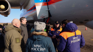 Василий Орлов встретил спасателей из Кузбасса в аэропорту - gtrkamur.ru