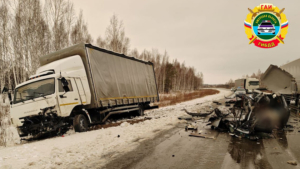 Водитель легковушки погиб после столкновения с большегрузом в Октябрьском округе - gtrkamur.ru