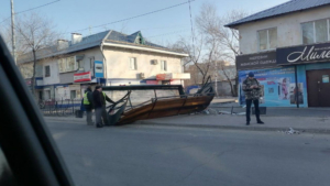 В Свободном водитель снес автобусную остановку - gtrkamur.ru