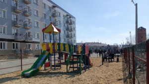 В Екатеринославке справили новоселье переселенцы из ветхого жилья и дети-сироты - gtrkamur.ru