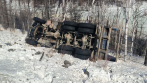 В Тындинском округе перевернулся КамАЗ, водитель погиб - gtrkamur.ru