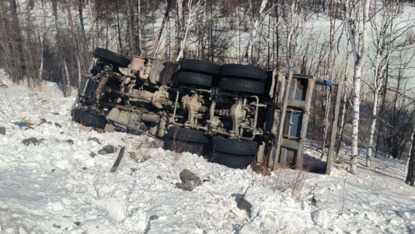 В Тындинском округе перевернулся КамАЗ, водитель погиб - gtrkamur.ru