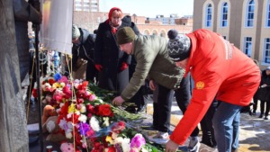 Амурчане чтят память погибших во время теракта в «Крокус сити холле» - gtrkamur.ru
