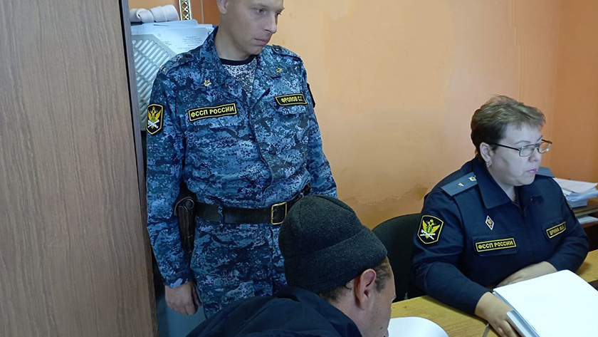 В Приамурье организация выплатила работнику годовую зарплату после вмешательства приставов - gtrkamur.ru