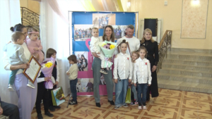 Династии работников сферы культуры поздравили с профессиональным праздником - gtrkamur.ru