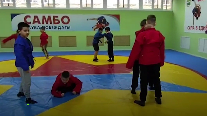 Амурские спортсмены вручили самбистам из Амвросиевки форму - gtrkamur.ru
