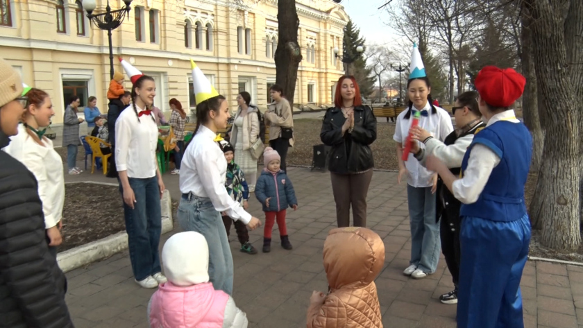 Акция «Библионочь» в Благовещенске собрала детей и их родителей - gtrkamur.ru