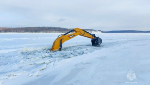 На Зейском водохранилище экскаватор ушел под воду вместе с водителем - gtrkamur.ru