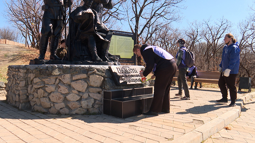 Амурские студенты привели в порядок памятник под Благовещенском - gtrkamur.ru
