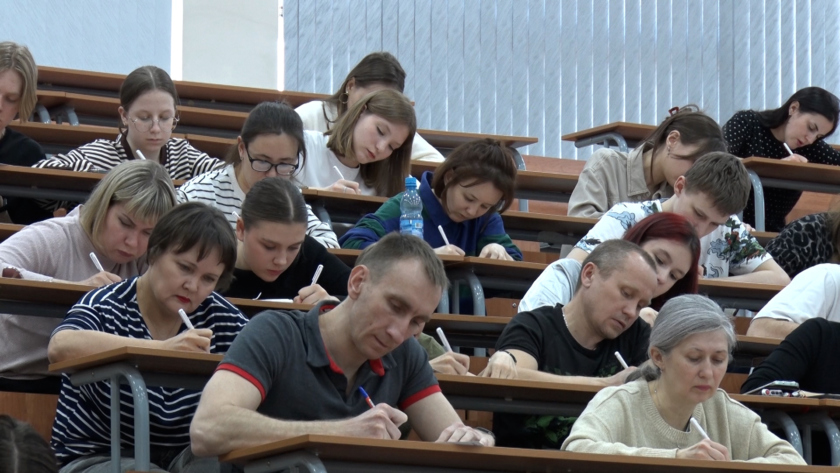 Тотальный диктант в Благовещенске объединил несколько поколений - gtrkamur.ru
