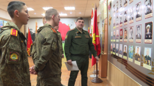 Медаль и наградное оружие вручили амурскому бойцу СВО за мужество и героизм - gtrkamur.ru