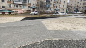 Спортивную площадку в Райчихинске приводят в порядок ускоренными темпами - gtrkamur.ru