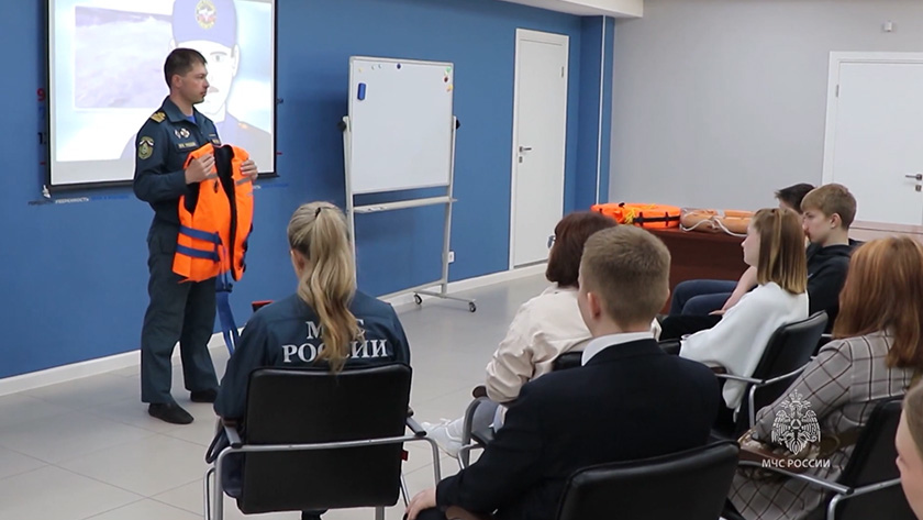 Безопасное лето: сотрудники МЧС напомнили юным благовещенцам о поведении у воды и во время пожара - gtrkamur.ru