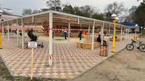 В горпарке Благовещенска временно закрыли инклюзивную детскую площадку - gtrkamur.ru