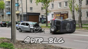 В аварии с опрокидыванием в Благовещенске пострадали двое человек - gtrkamur.ru