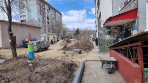 Первый в этом году двор начали обновлять по президентскому нацпроекту в Благовещенске - gtrkamur.ru
