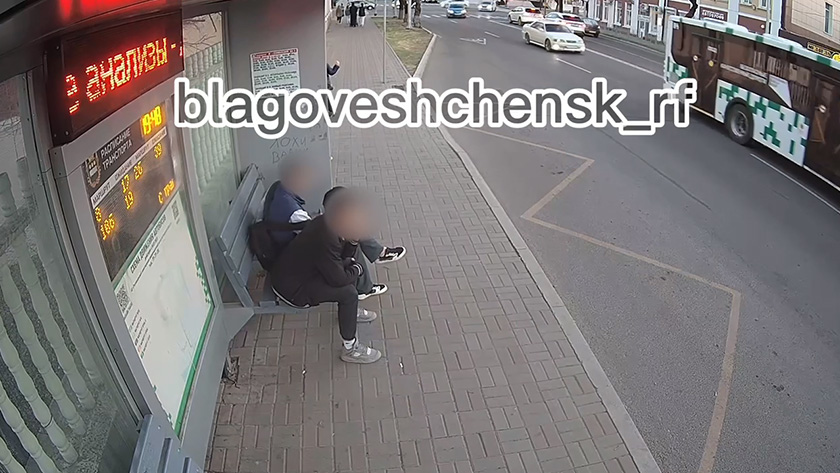 Остановку возле гимназии № 1 в Благовещенске «украсили» плохими надписями - gtrkamur.ru