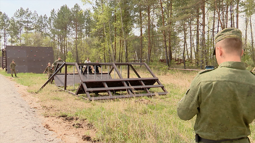 «Зарница на рубежах Родины»: военно-тактическую игру провели амурским школьникам в парке «Авангард» - gtrkamur.ru