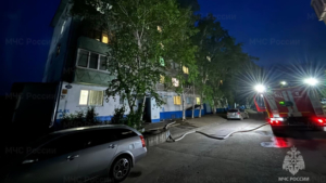 Крыша многоэтажки вспыхнула в Моховой Пади - gtrkamur.ru