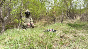 Армейцы ВВО на полигоне в Октябрьском районе учатся управлять FPV-дронами - gtrkamur.ru