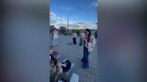 Китайская студентка спела «Катюшу» на набережной Амура в Благовещенске - gtrkamur.ru
