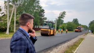В селе Волково начали асфальтировать улицу, по которой ходит школьный автобус - gtrkamur.ru