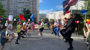 В одном из районов Благовещенска встретили «Героев с нашего двора» - gtrkamur.ru
