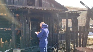 В Благовещенске трое человек погибли в пожаре из-за желания гостя употребить наркотики - gtrkamur.ru