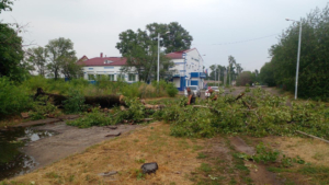 Белогорск восстанавливается от сильного ливня и шквалистого ветра, накрывших город накануне - gtrkamur.ru