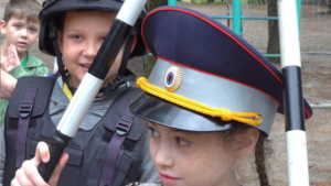 Юные амурчане примерили полицейскую амуницию и почувствовали себя детективами - gtrkamur.ru