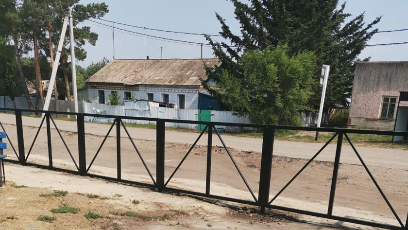 Благоустройство приклубной территории проводят в белогорском селе - gtrkamur.ru