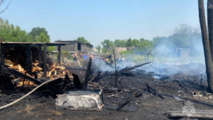 Огнеборцы тушат пожар в деревянных постройках в Свободном - gtrkamur.ru