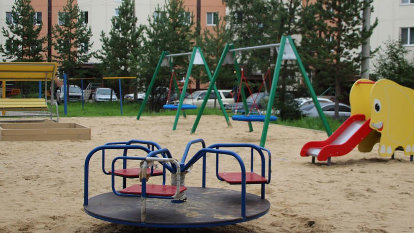 Жители тындинской многоэтажки дождались установки детской площадки - gtrkamur.ru