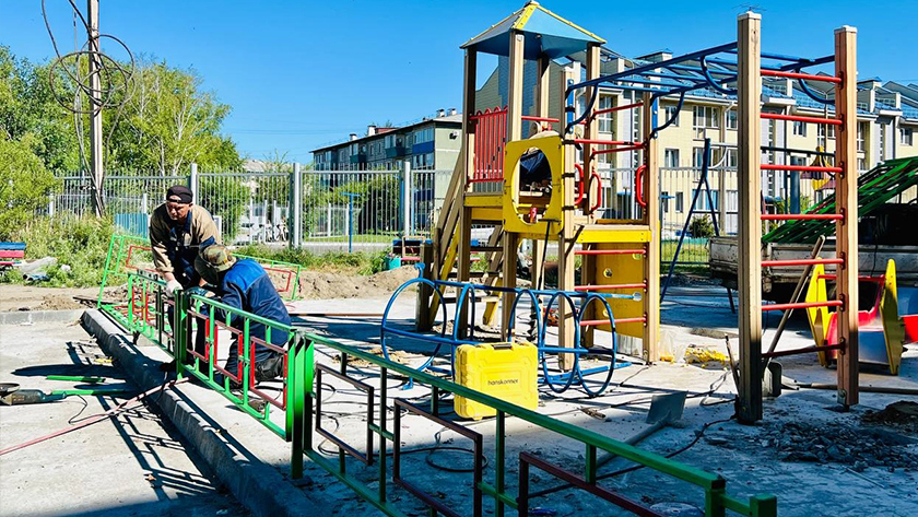 Территорию около многоквартирных домов обустраивают в Белогорске - gtrkamur.ru