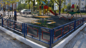 Еще одна благоустроенная придомовая площадка открылась в Белогорске - gtrkamur.ru