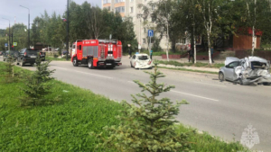 Двоих мужчин зажало в машине после жесткой аварии в Тынде - gtrkamur.ru