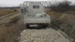 Житель Белогорского округа выбросил строймусор в неположенном месте, за что получил штраф - gtrkamur.ru