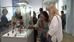 Уникальные фарфоровые изделия путешествуют по дальневосточным музеям - gtrkamur.ru